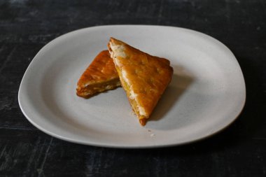 Beyaz Tabakta Tatlı Doldurulmuş Çıtır Kızarmış Pasta