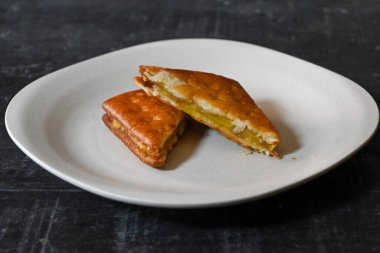 Beyaz Tabakta Tatlı Doldurulmuş Çıtır Kızarmış Pasta