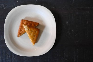 Beyaz Tabakta Tatlı Doldurulmuş Çıtır Kızarmış Pasta