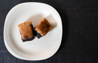 Tabakta dilimlenmiş çikolata ve peynir katmanlı kek, Endonezya yemeği 