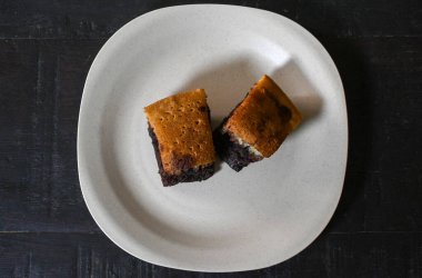 Tabakta dilimlenmiş çikolata ve peynir katmanlı kek, Endonezya yemeği 