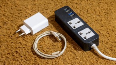 Evrensel Güç Şeridi, Duvar Adaptörü ve kahverengi desenli USB Kablo ile Elektronik Şarj Gerekli