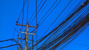 Karışık Elektrik Hatları ve Telekomünikasyon Kabloları Açık Mavi Gökyüzüne Karşı Yargı Kutbuna Karşı