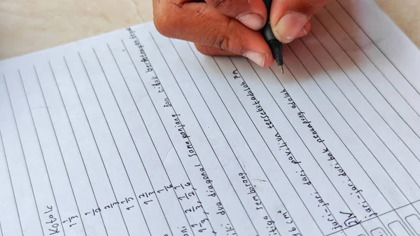 Öğrenci El Yazısı Matematik ve Okul Eğitimi Çalışma Tablosu Hakkında Cevapları Kapat