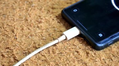 Doku Yüzeyindeki Akıllı Telefondan Şarj Kablosunun Bağlantısı Kesiliyor