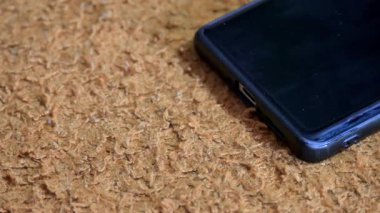 Beyaz Şarj Kablosunu Smartphone 'dan Dokulu Kahverengi Arkaplan' a yakın plan