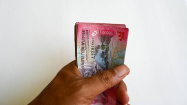 Endonezya Rupiah El Tutma Beyaz Arkaplan 100.000 Banknotları