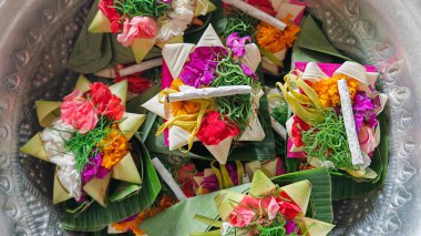 Geleneksel Balili Hindu Hindu Canang Sari Endonezya 'nın Bali şehrinde Stone Caddesi' nde Çiçek ve Tütsü sunuyor.