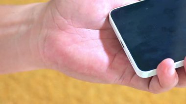 Yıpranmış kabloyu akıllı telefona bağlayan kişiyi kapat