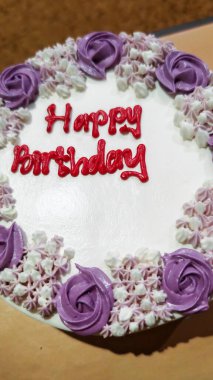 Kırmızı Mutlu Yıllar Senaryosu ve Mor Dondurma Gülleriyle Beyaz Doğum Günü Pastası