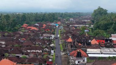 Tabanan, Bali, Endonezya 'daki Geleneksel Köy Mimarisi ve Sokak Hava Görüntüsü