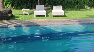 Yeşil Çimenler Üzerinde Beyaz Salon Sandalyeli Huzurlu Tropikal Yüzme Havuzu