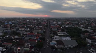 Yoğun Şehir Manzarası ve Ana Trafik Yolu Üzerinde Günbatımının Hava Görüntüsü