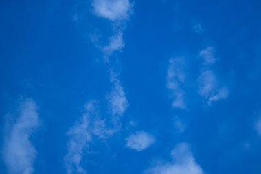 Bulutlu mavi gökyüzü