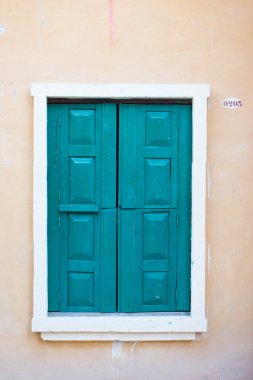 eski yeşil ahşap pencere