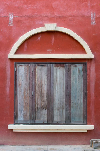 Vieja ventana de madera marrón con fondo rojo — Foto de Stock