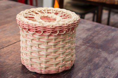 pembe doku sepeti ahşap bir masa üzerinde