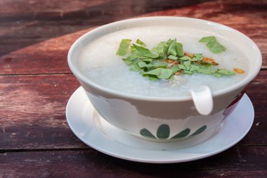 Domuz eti pirinç lapası sabah ışık ile beyaz yay