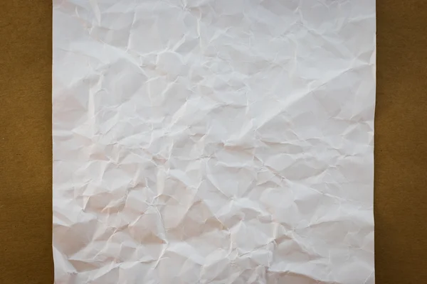 Papel blanco arrugado sobre papel de madera textura de fondo vintage st — Foto de Stock