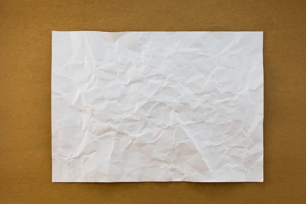 Carta bianca sgualcita su carta legno sfondo texture vintage st — Foto Stock