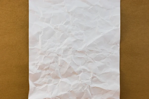 Белая скомканная бумага на фоне деревянной бумаги — стоковое фото