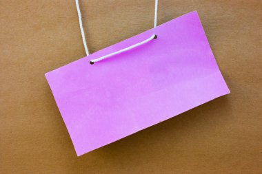 Ahşap Kağıt arka plan üzerinde pembe vintage tarzı ad etiketi