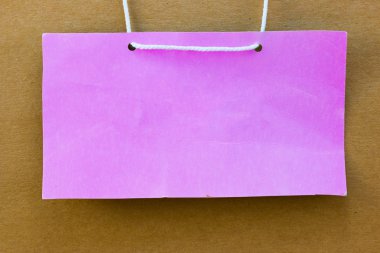 Ahşap Kağıt arka plan üzerinde pembe vintage tarzı ad etiketi