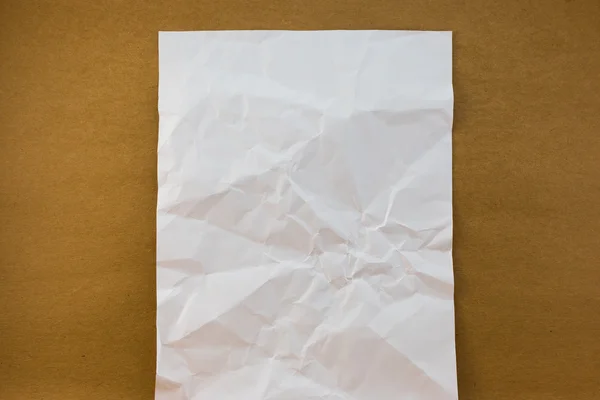 Papel blanco arrugado sobre papel de madera textura de fondo vintage st — Foto de Stock