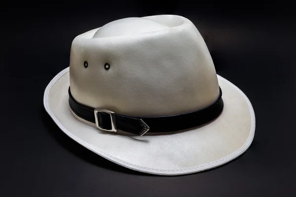 Biały kowbojski kapelusz na białym tle na czarnym tle — Zdjęcie stockowe