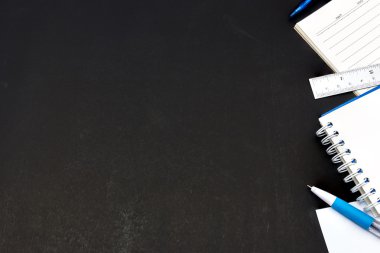 Ofis siyah soyut poster resepsiyon masası ile defter ve suppli