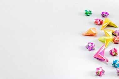 Beyaz arka plan üzerinde renkli kağıt yıldız