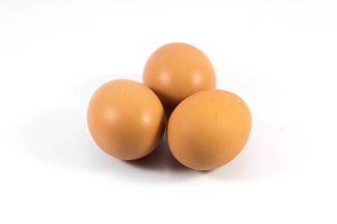 Beyaz arkaplanda üç yumurta izole edilmiş
