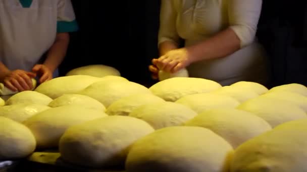 Brot von Hand backen — Stockvideo