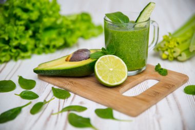 ahşap arka plan üzerinde taze yeşil smoothie