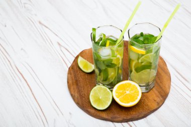 Mojito ahşap zemin üzerinde