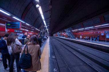 Sol metro istasyonunda bekleyen yolcular...