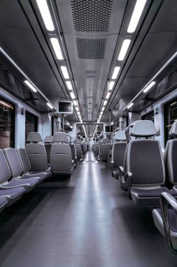 Barcelona metro ağında boş koltukları olan modern, simetrik bir metro aracının genel görünümü.