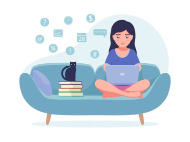 Kız elinde dizüstü bilgisayarla kanepede oturuyor.