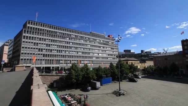 Centrale plein van de stad in zonnige zomerdag panoramisch uitzicht van links naar rechts marktplein in Oslo — Stockvideo