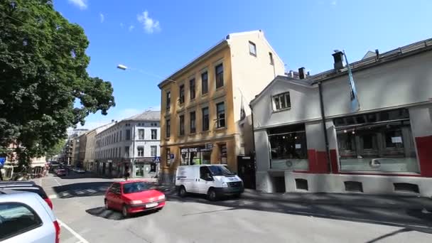 Voiture rouge passant sur la rue — Video