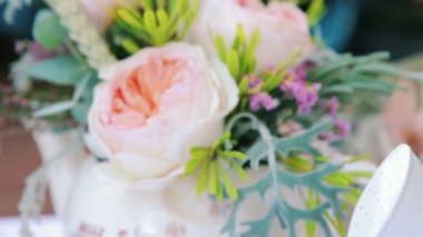 Porselen çaydanlık parlak çiçek kompozisyon