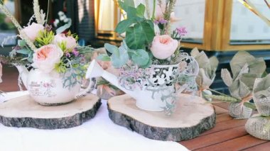 Porselen çaydanlık ve küçük bir sulama olabilir düğün dekorasyon çiçek düzenlemeleri ile dekore edilmiştir.