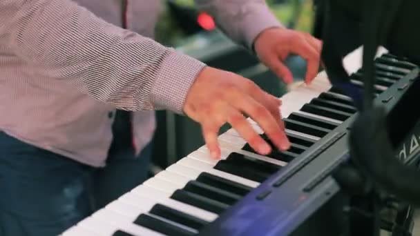 Músico tocando el piano eléctrico — Vídeos de Stock