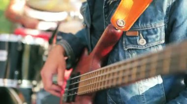 bas gitar çalmaya müzisyen