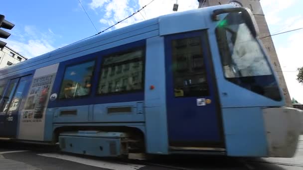 City Tram fa una curva acuta. Vista grandangolare — Video Stock