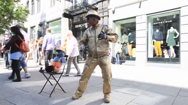 Street Performer fazendo desempenho para os transeuntes — Vídeo de Stock