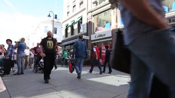 Pessoas com excesso de peso estão andando na rua — Vídeo de Stock
