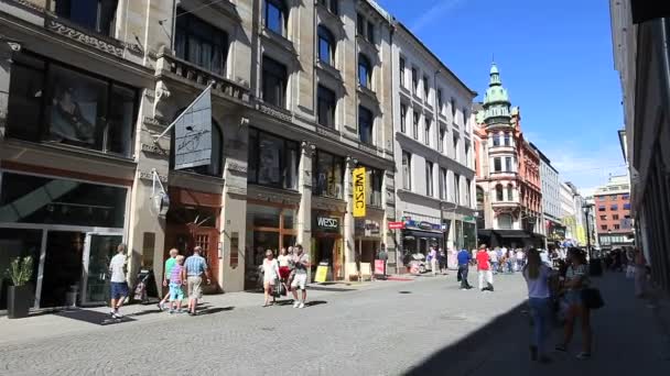 Sétáló utcában, a ragyogó napsütéses napon — Stock videók