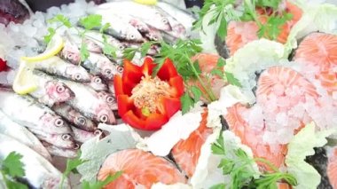 taze balık buza yalan