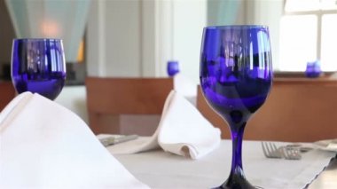 Tablo boş mavi şarap bardakları